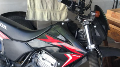 Cinco delincuentes robaron una moto en 20 violentos segundos