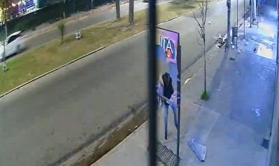 Video: la historia detr&aacute;s de un hombre captado en c&aacute;mara descargando su ira contra un comercio