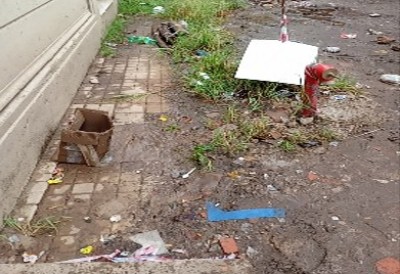 Video: vecinos expresaron su malestar por suciedad, barro y "cr&aacute;teres" en el Hospital Vicente Lopez