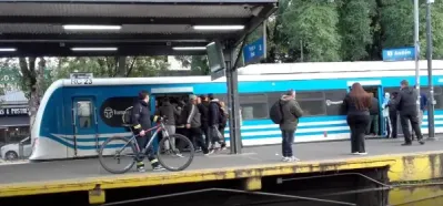 Otra agresi&oacute;n a un guarda y Tren Sarmiento con cancelaciones y demoras