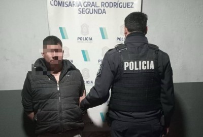 Iba armado en un auto robado, pero se enojó y lo atraparon: la situación que originó su arresto