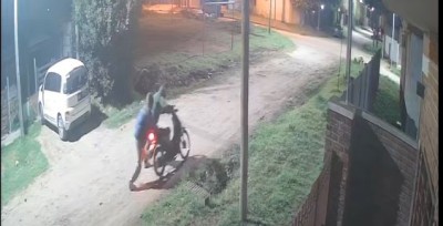 Video: con total impunidad le robaron la moto estacionada en la vereda de su casa