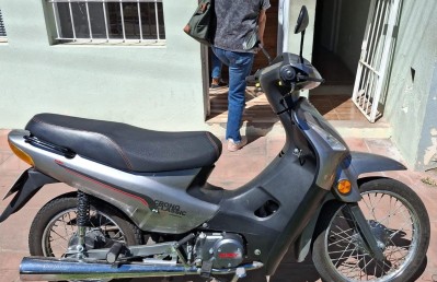 Durante los festejos por la Selecci&oacute;n, le robaron la moto tras amenazarla