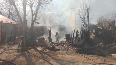 Video: familia entera perdió absolutamente todo tras el incendio de su casa
