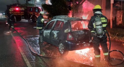 Video: tensión porque se incendió un auto en la zona de Malvinas