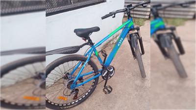 Se resistió y motochorros la golpearon para robarle la bicicleta