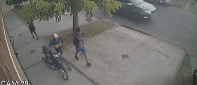 Video: as&iacute; le robaron la moto a una joven rodriguense mientras trabajaba en Francisco &Aacute;lvarez