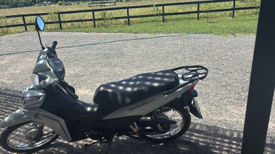 Delincuentes le dispararon para robarle la moto mientras viajaba con su hermanito