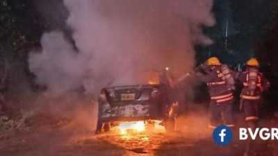 Los Bomberos debieron apagar las incontrolables llamas de un vehículo en barrio Marabó