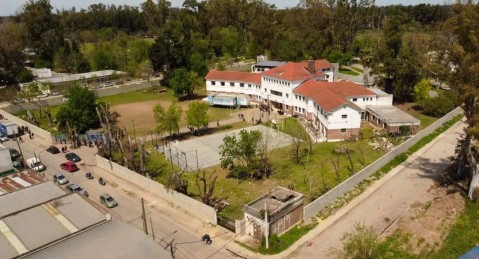 Tras casi dos años, se finalizó la renovación del muro perimetral de la escuela Javier Tapié