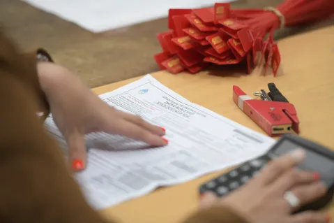 El gobierno bonaerense pagará un bono a estatales que trabajen durante las elecciones: de cuánto será