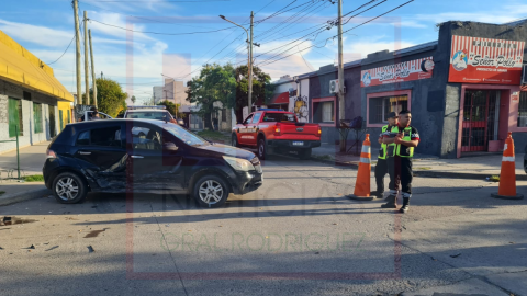 Dos autos chocaron en una esquina céntrica en la tarde del lunes