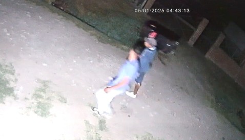Robaron en una casa del barrio La Campanilla y quedaron captados por una cámara