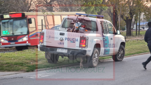 Una chica sufrió lesiones tras chocar en moto en un peligroso cruce céntrico