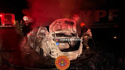 Se incendió un auto en la Ruta 6 y debieron asistir los Bomberos
