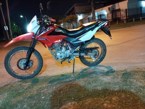 Patota de motochorros asaltó a un joven en plena Ruta 24