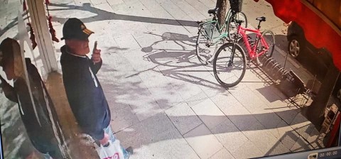 Video: le robaron la bicicleta a plena luz del día y a una cuadra de la Comisaría 1º