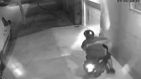 Video: un joven se salv&oacute; de "milagro" de ser asaltado por motochorros en la puerta de su casa