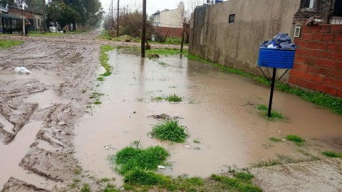 Inundados tras las lluvias, vecinos de Altos del Oeste hacen rifas para arreglar sus calles