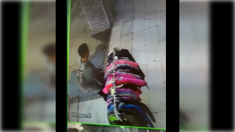 Video: se hizo pasar por cliente para robar ropa de un negocio frente a la estación de Malvinas
