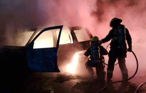 Un auto ardió en barrio San Pedro en la madrugada del feriado