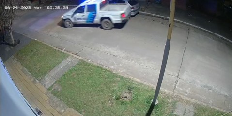Video: así un patrullero de la Bonaerense golpeó a un auto estacionado y se fue sin aviso