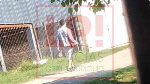 Video: pánico en un barrio por el comportamiento de un vecino armado en plena calle