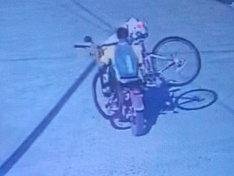 Motochorros saltaron la reja de su casa para robarle la bicicleta