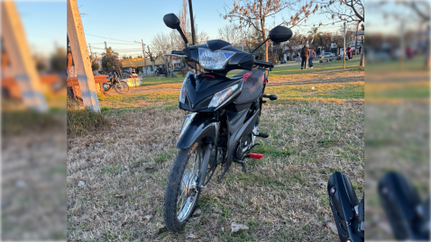"Perdiste": motochorros armados lo sorprendieron y se terminaron llevando su moto