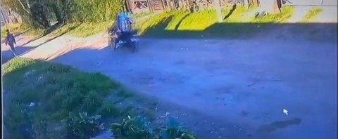 Video: violento robo de motochorros a un menor que iba a la escuela