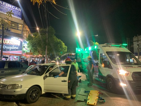 Dos heridos en un impresionante choque entre autos en avenida San Martín y Pellegrini