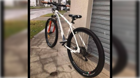 "Me arruinaron el día": le apuntaron con un arma para robarle la bici el día de su cumpleaños