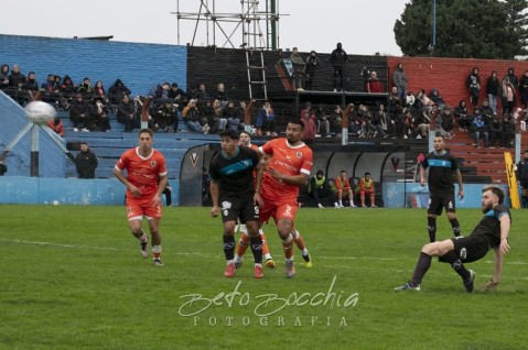 Triunfazo agónico de Atlas con uno menos en Adrogué