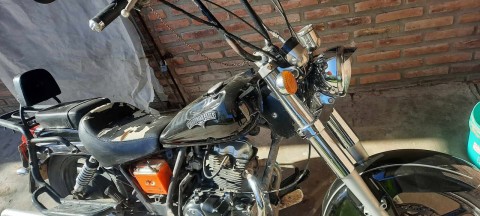 Fuerte accidente entre auto y moto en Los Abuelitos dejó a un padre y su hija con politraumatismos