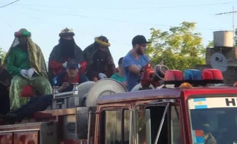 Los Bomberos rodriguenses arrancaron la colecta de golosinas para repartir el día de Reyes