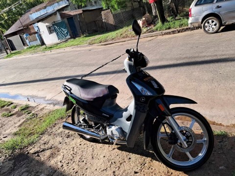 Dejó la moto afuera de un supermercado céntrico y se la robaron