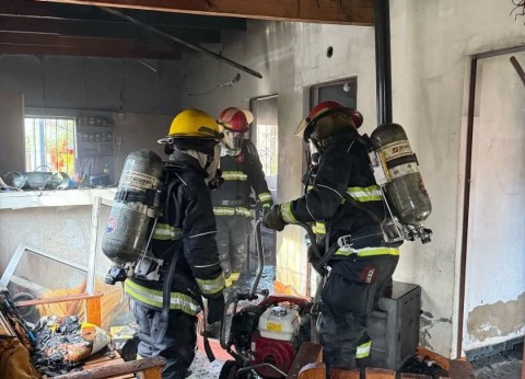 Los Bomberos debieron apagar el incendio de una casa en barrio San Bernardo