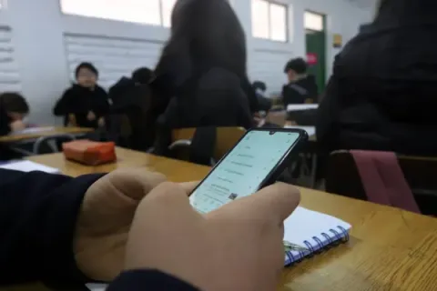 Un nuevo capítulo en la "lucha" contra los celulares en las aulas bonaerenses