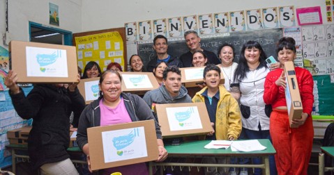 Entregaron notebooks a estudiantes de Escuelas Primarias de Adultos