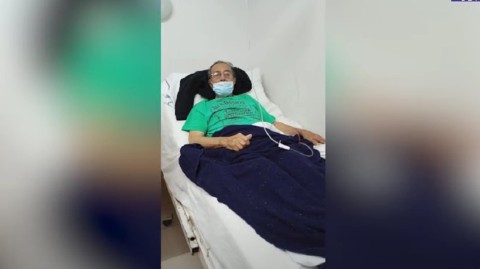 Familia rodriguense pide ayuda por un jubilado que está internado luego de que entraran a robarle y le quemaran la casa