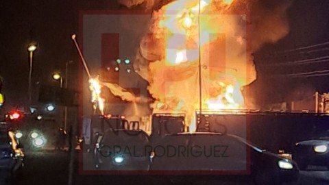 Brutal incendio de acoplados asustó a media ciudad en plena madrugada