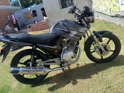 Les robaron la moto en la puerta de su casa y con un arma en la cabeza