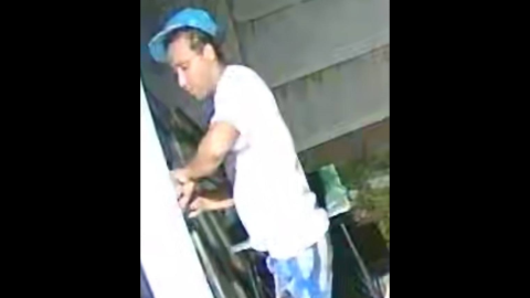 Video: así se mete a robar por las casas en Altos del Oeste un delincuente que ya estaría identificado por los vecinos