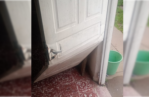 Le rompieron la puerta de entrada para robarle la bicicleta y demás cosas