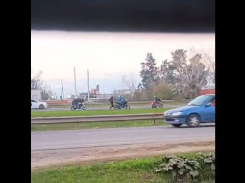 Video: violento robo de motochorros en Acceso Oeste en la tarde del domingo
