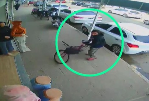 Video: entró a comprar en un negocio céntrico y en 5 minutos le robaron la bicicleta