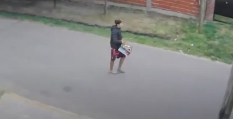 Video: el particular disimulo de un joven ladrón que robó y quedó filmado
