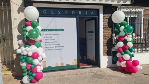 Jóvenes socias abrieron local de gestoría en el centro