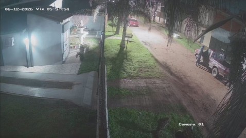 Video: se baj&oacute; de un auto y fue directo a robarle la camioneta de la puerta de su casa