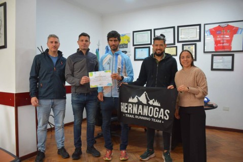 El intendente le entregó un reconocimiento a un destacado atleta rodriguense